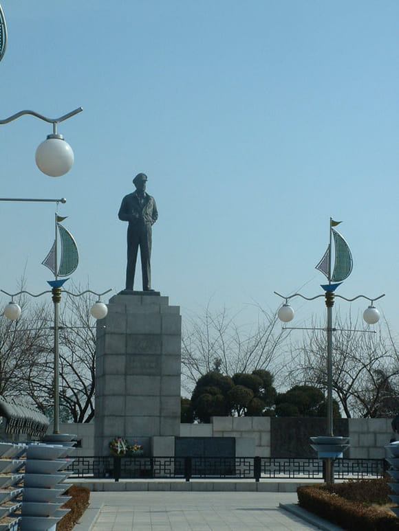 韓國仁川和平公園內的麥克阿瑟將軍銅像