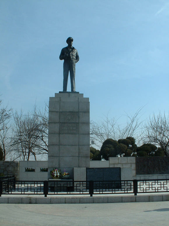 韓國仁川和平公園內的麥克阿瑟將軍銅像 